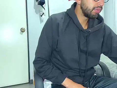 thomass1018 stripchat live cam model
