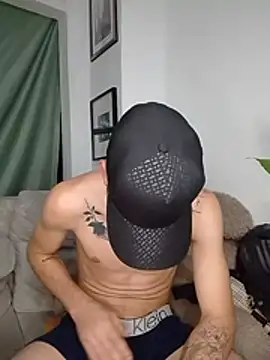 MaxHornyLatin stripchat live cam model
