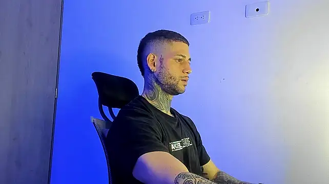 _jamesleandros1 stripchat live cam model