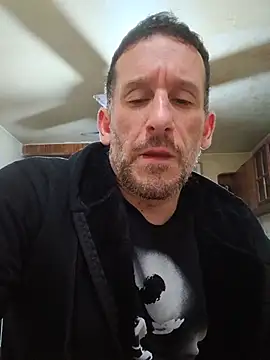 hernan198o stripchat live cam model