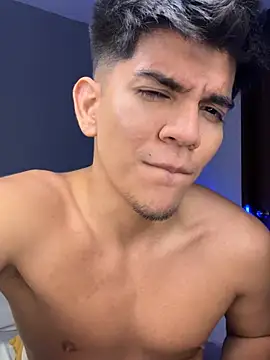 OnlySantty stripchat live cam model