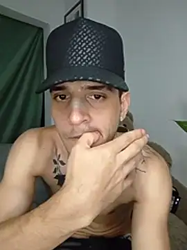 MaxHornyLatin stripchat live cam model