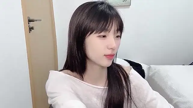Louise-3 stripchat live cam model