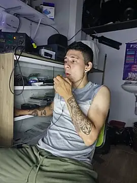 aronmax_ stripchat live cam model