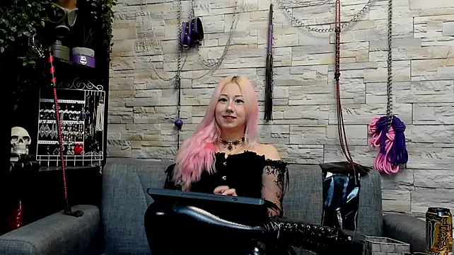 Miss_Kaz stripchat live cam model
