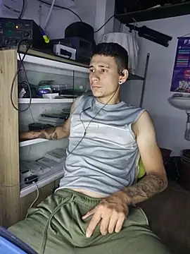 aronmax_ stripchat live cam model