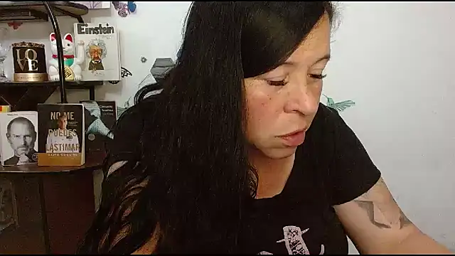 LauraMallioni stripchat live cam model