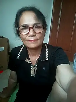 Vieekee stripchat live cam model