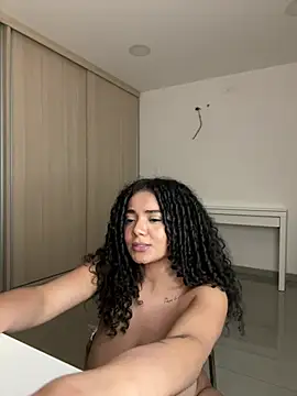 Curlyierr stripchat live cam model