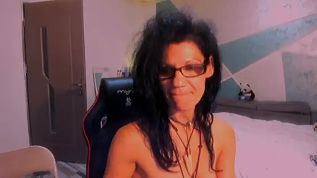 SweetSin40 stripchat live cam model