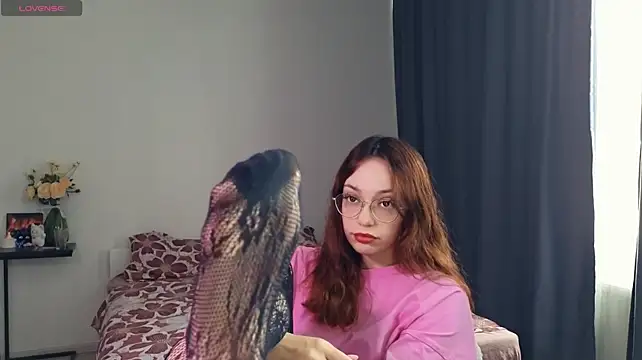 AyeHoney stripchat live cam model