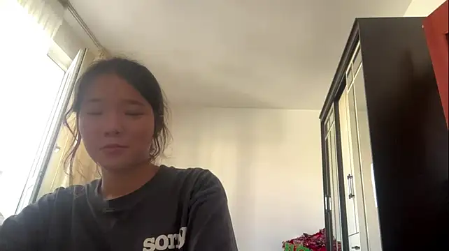 JuleCrass stripchat live cam model