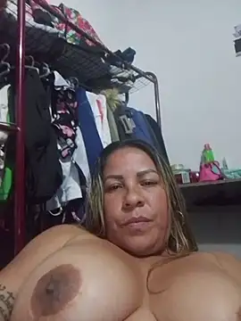 LaIndia1 stripchat live cam model
