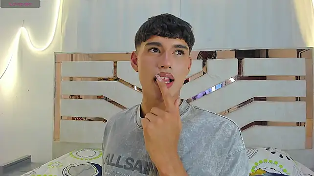 ADRIAN_LUUST stripchat live cam model