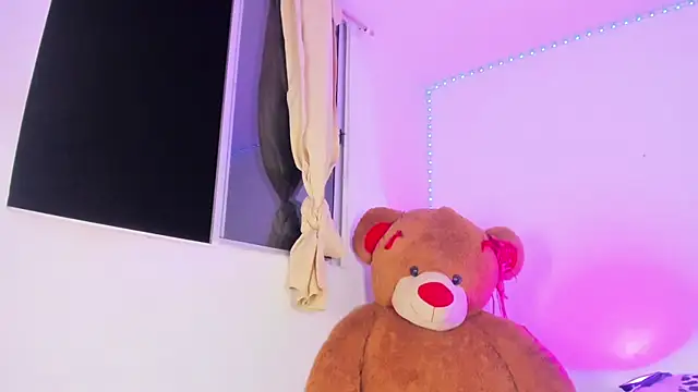 nikolle_mistrreHots stripchat live cam model
