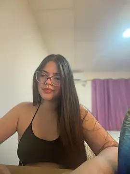 Valentina2390 stripchat live cam model
