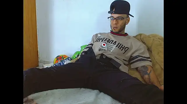 Alphamaster_92 stripchat live cam model