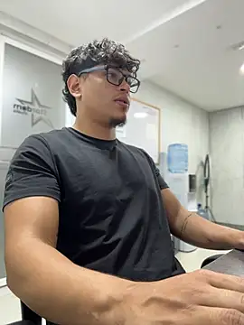 alekzamo stripchat live cam model