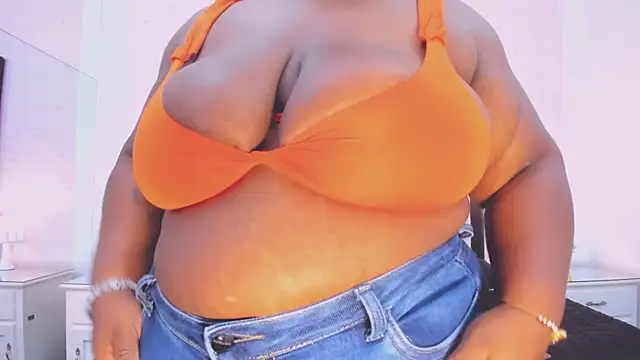 TreisyVixen stripchat live cam model