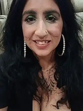 FaraGreen stripchat live cam model
