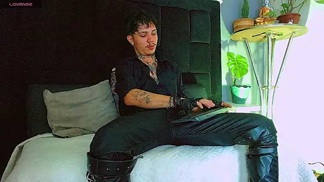 HannibalLester stripchat live cam model