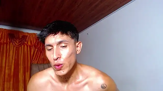 rowanbig stripchat live cam model