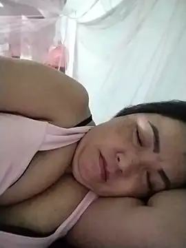 NAAYA8190 stripchat live cam model