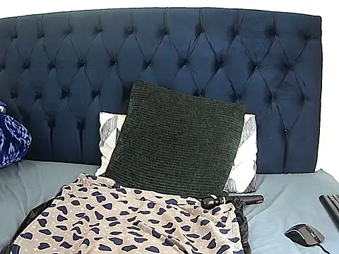 Hugetits- stripchat live cam model