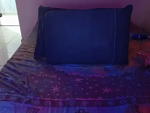 vaholiver stripchat live cam model