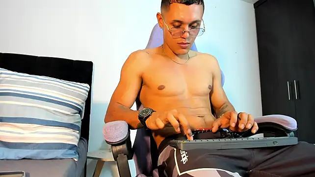 Solomun__ stripchat live cam model