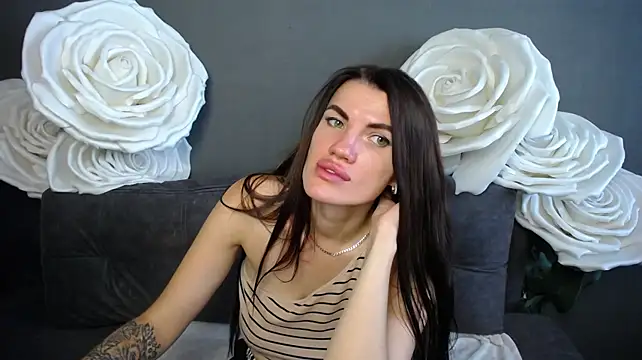 MilaLoona stripchat live cam model
