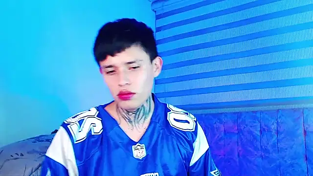 _justinmoon2 stripchat live cam model