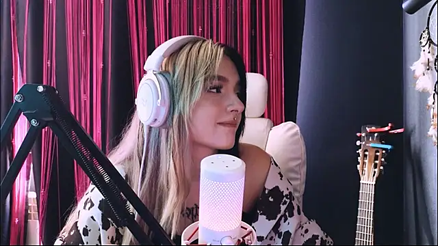 Avi_Nile stripchat live cam model