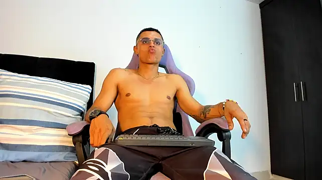 Solomun__ stripchat live cam model