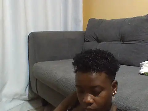 Pretty-Leaa stripchat live cam model