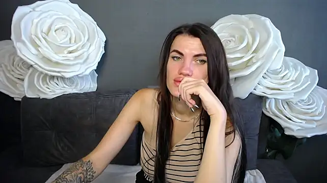 MilaLoona stripchat live cam model
