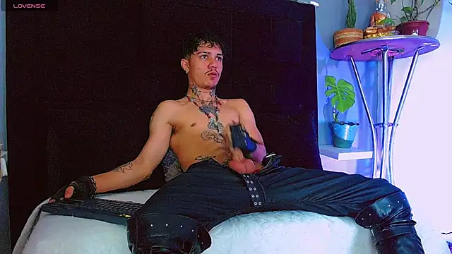 HannibalLester stripchat live cam model