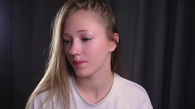 NanceeFinlay stripchat live cam model