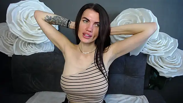 MilaLoona stripchat live cam model