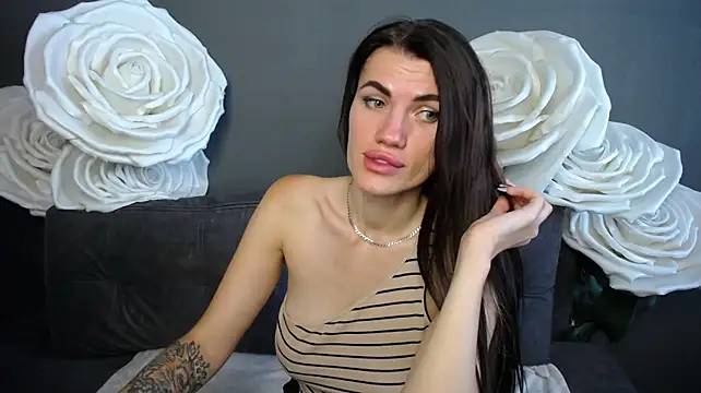 MilaLoona stripchat live cam model