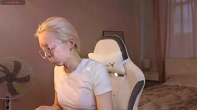 mollyy_snow stripchat live cam model