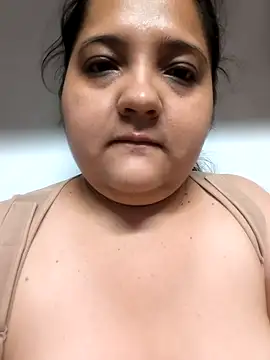 00B00 stripchat live cam model