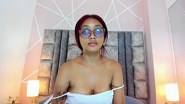 Nahomy-hott stripchat live cam model