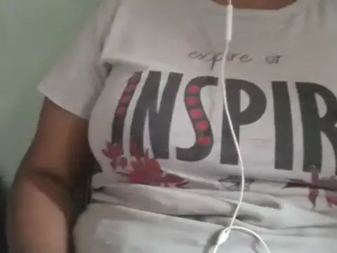 Busty_Bee stripchat live cam model