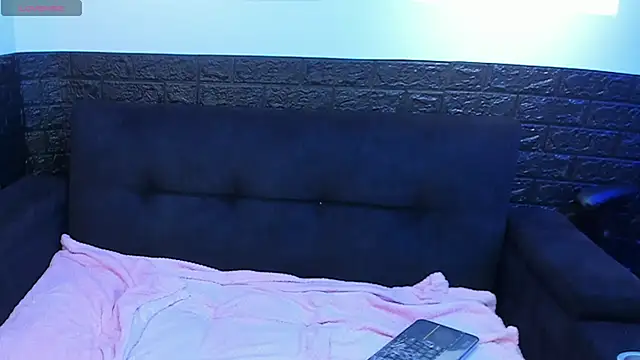 Moon_Velvet18 stripchat live cam model