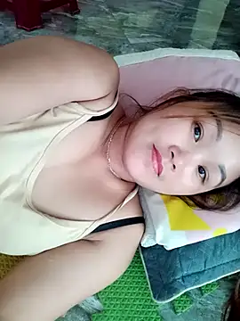 Emma-18h stripchat live cam model