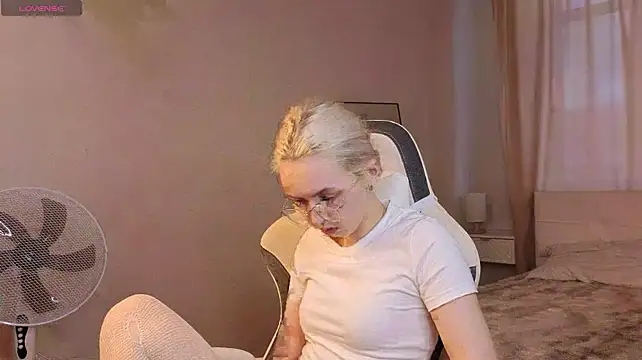 mollyy_snow stripchat live cam model
