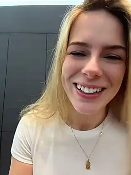 oliviafranciis stripchat live cam model