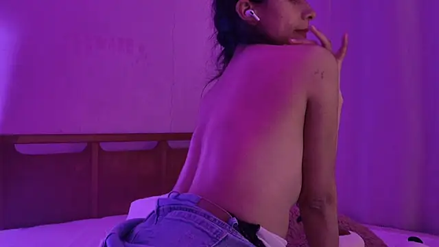 MoonLipsON- stripchat live cam model
