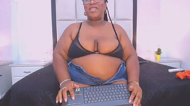 TreisyVixen stripchat live cam model